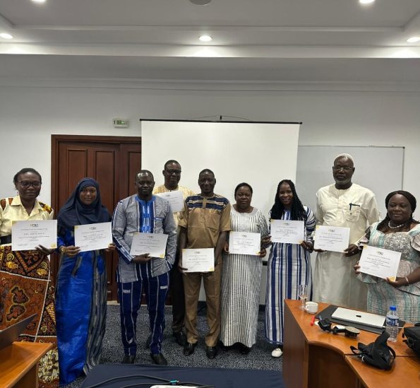 Remise des certificats à la délégation de hauts responsables burkinabè formés à l’audit et à l’inspection.