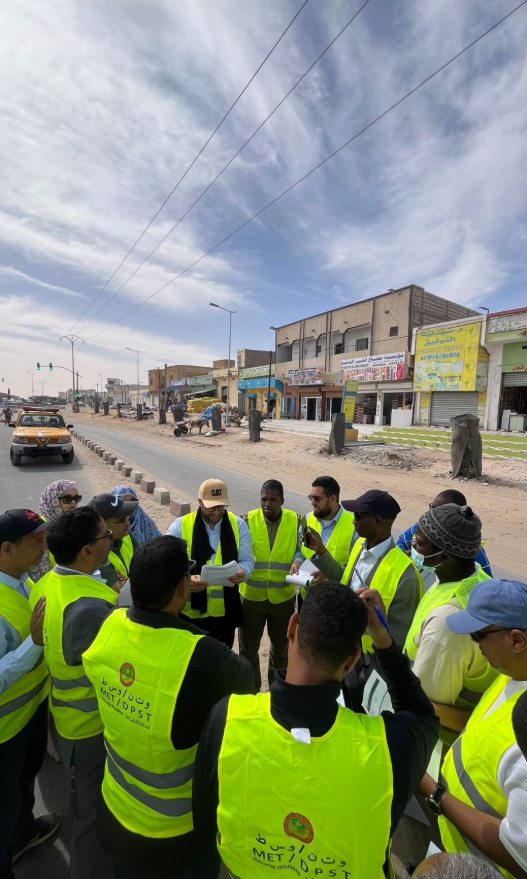 Visite de terrain en Mauritanie avec les participants à la formation MSM, en tenue haute visibilité.