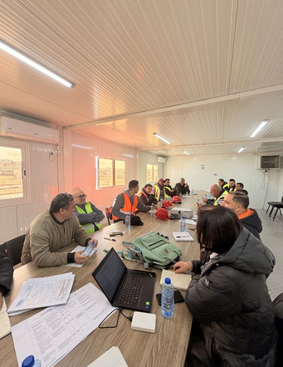 Réunion d’audit en base de chantier sur l’autoroute ECOSO, dans le sud tunisien.